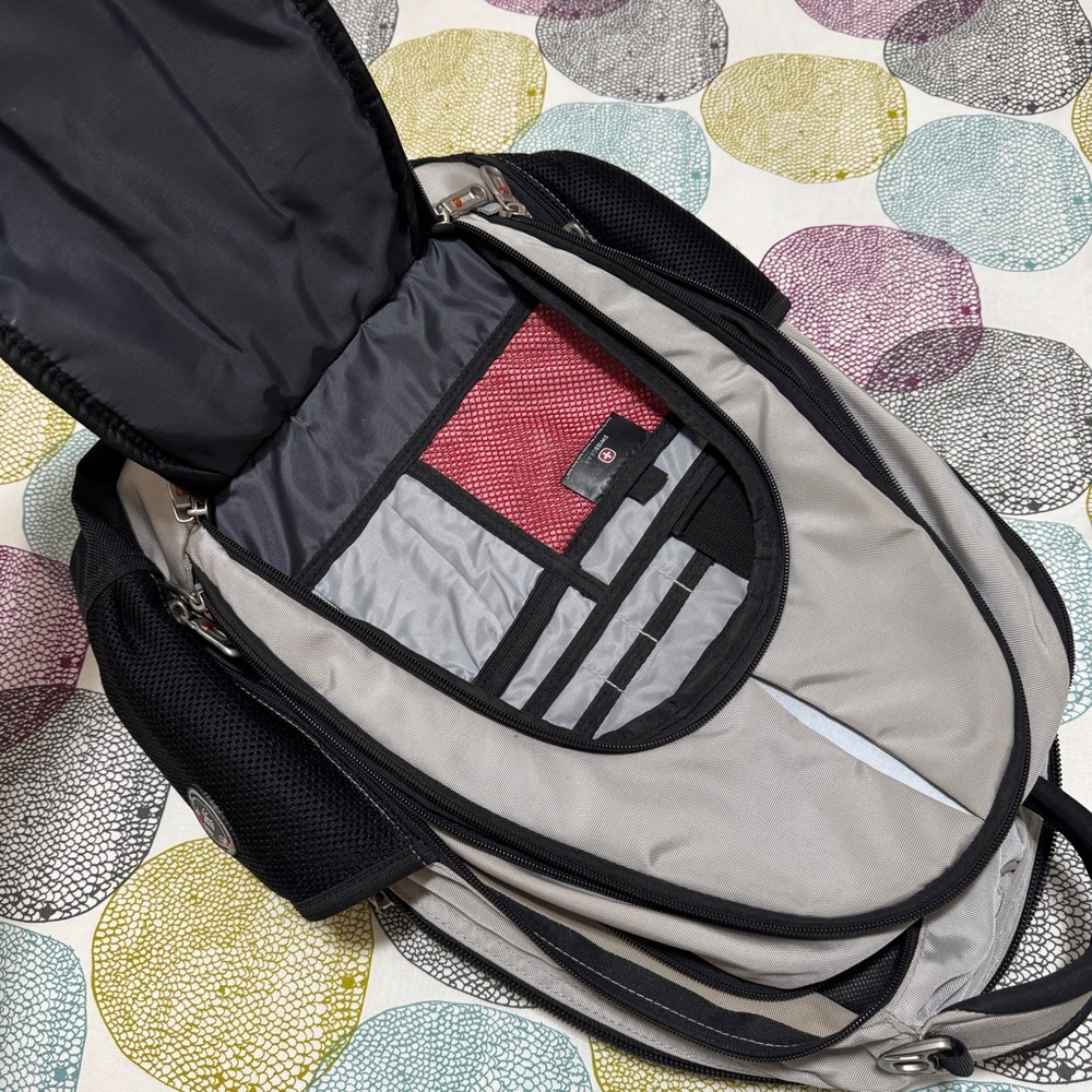 SwissGear Laptop/Tablet Reflective Backpack - Picture 6 of 6